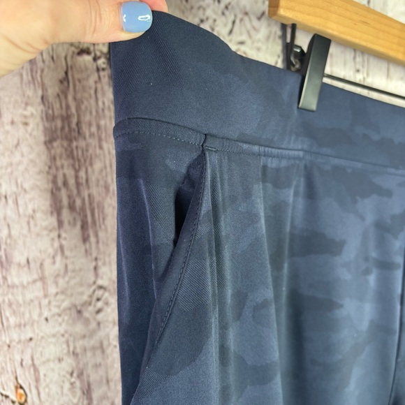 Athleta Brooklyn Ankle Camo Print Pant Plus Size 26 Navy Blue Camo 27.5” Inseam - Picture 4 of 16